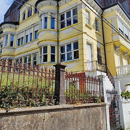 Yellow House Viveiro Exteriér fotografie