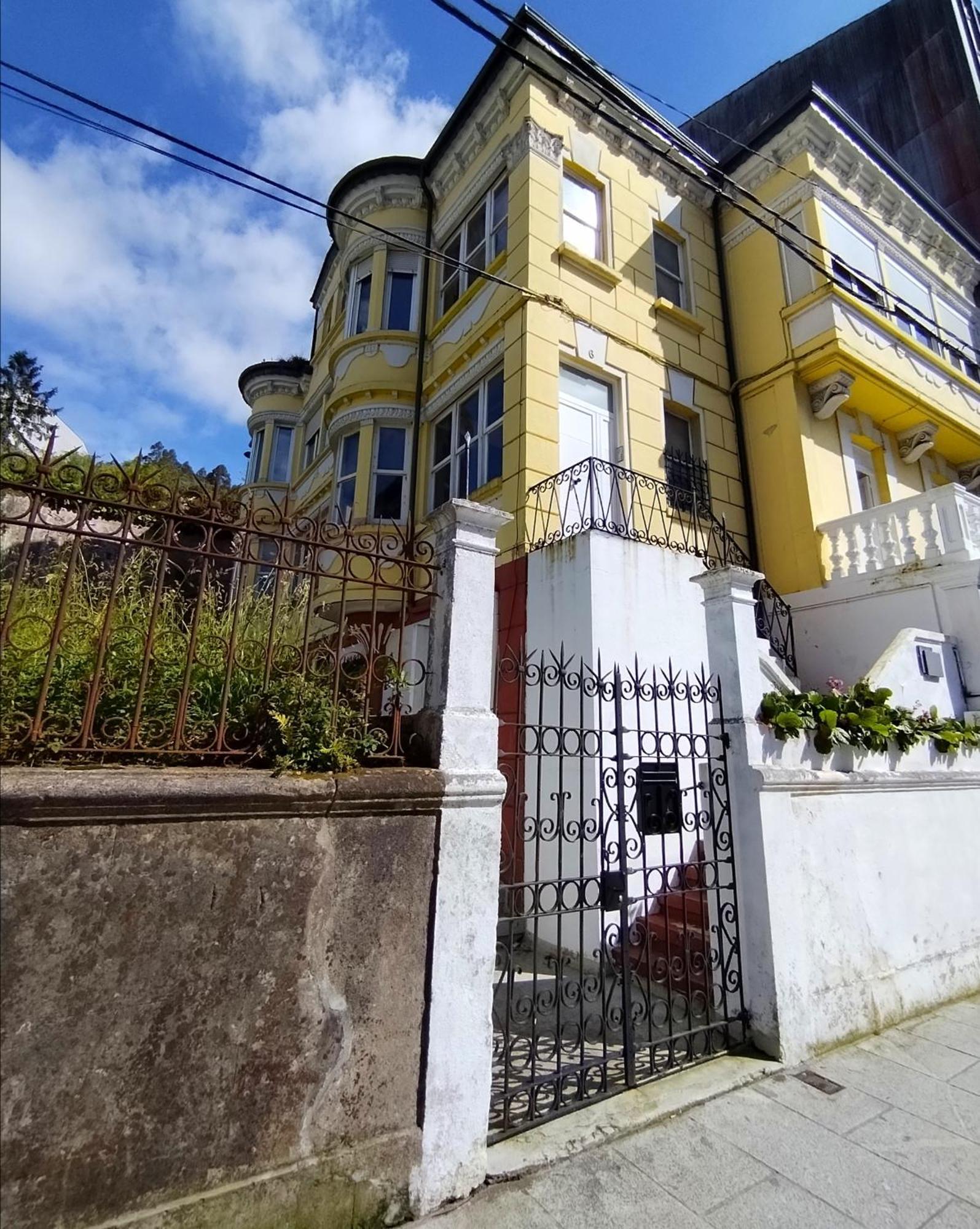 Yellow House Viveiro Exteriér fotografie