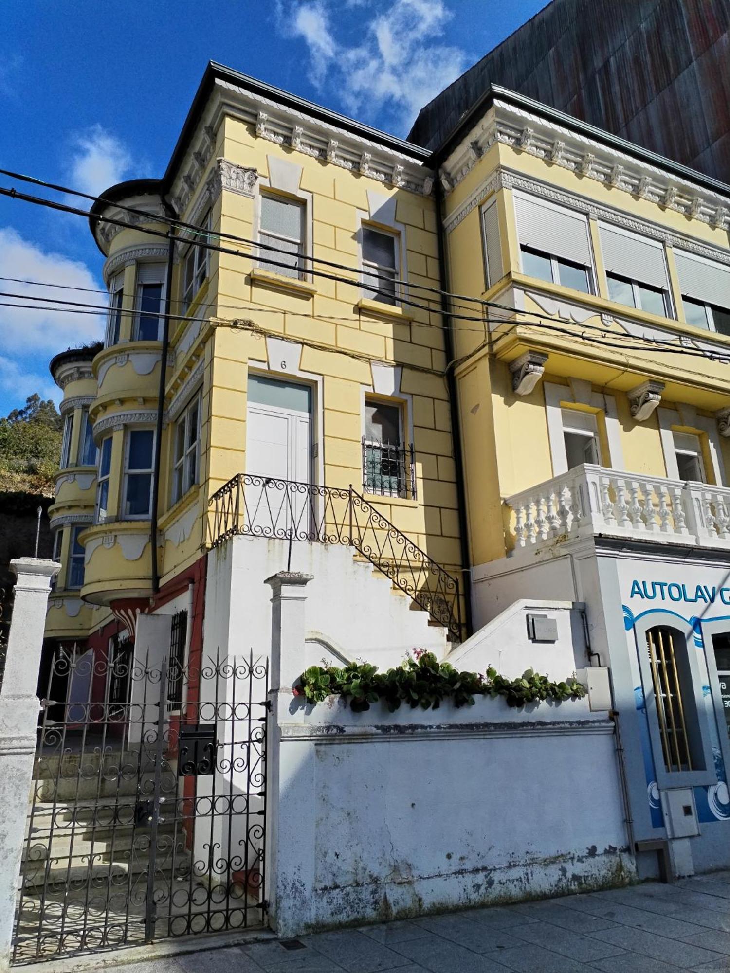 Yellow House Viveiro Exteriér fotografie